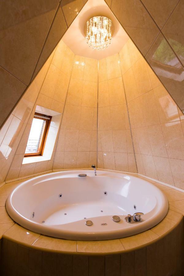 Two Towers Apartman Мисколк Екстериор снимка
